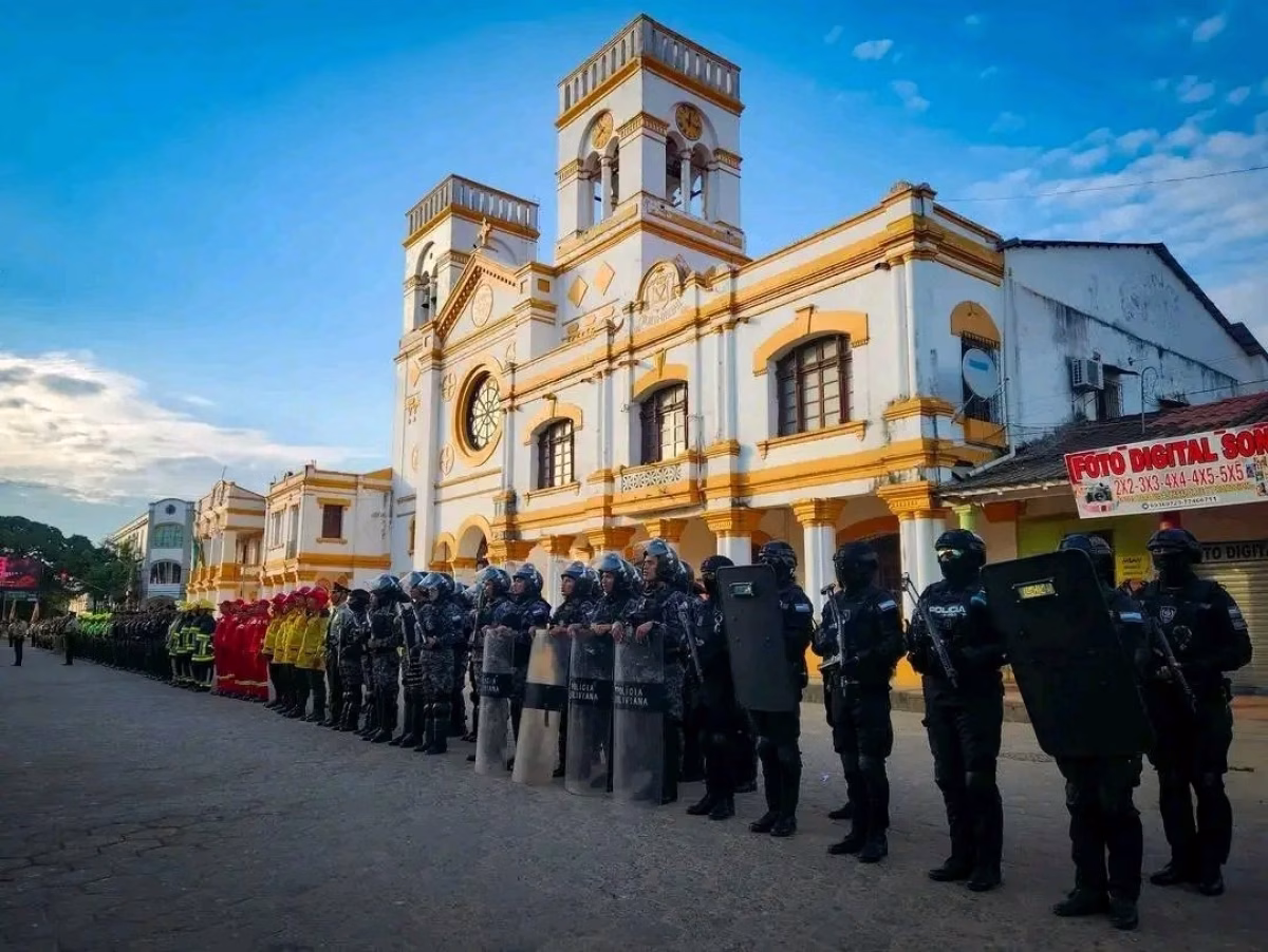 IZA DEL PABELLÓN NACIONAL MARCA EL INICIO DE LOS ACTOS CONMEMORATIVOS POR EL BICENTENARIO DE LA POLICÍA BOLIVIANA EN EL BENI