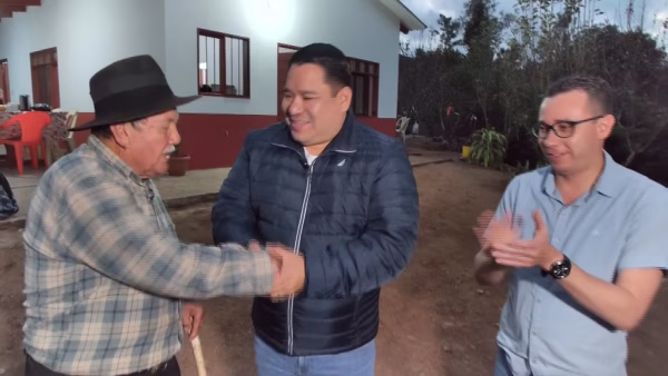 FISCAL GENERAL CUMPLE SU PALABRA Y ENTREGA VIVIENDA A ADULTO QUE PERDIÓ TODO EN ACHIRA