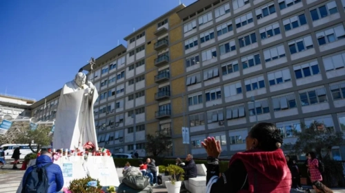 El Papa Francisco continua con terapia respiratoria y fisioterapia