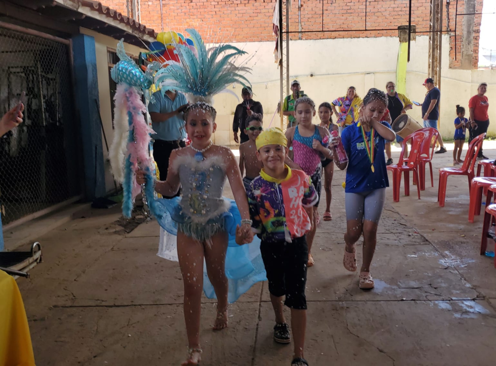 Festival de natación y coronación de la Reina Infantil en Guerreros del Beni