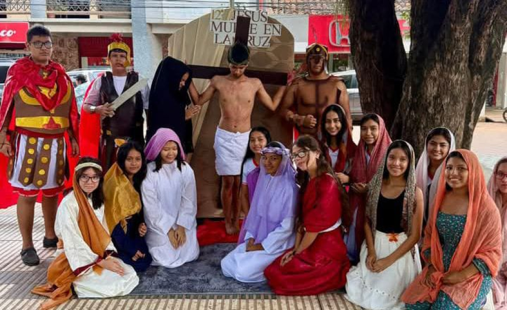 Colegio Madre Seton: Alumnos simbolizaron el "Vía Crucis" en la plaza principal