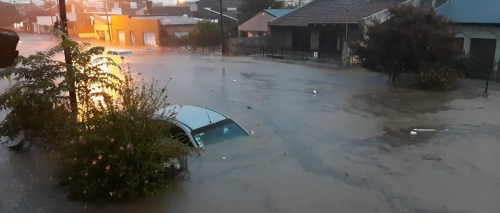 Feroz temporal de lluvia causa inundación y evacuados en ciudad portuaria de Argentina