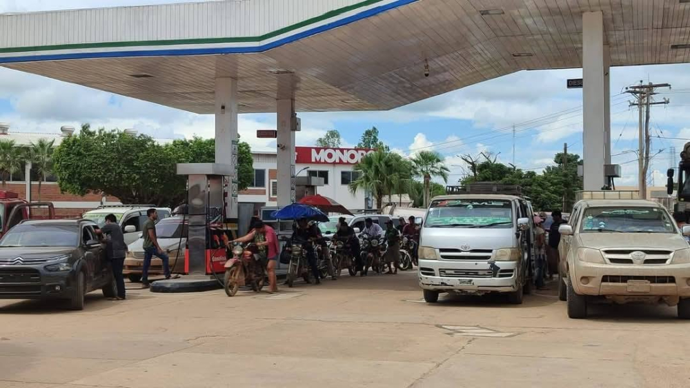 Crisis por combustible golpea a Trinidad: Filas en surtidores y alza en precios de alimentos