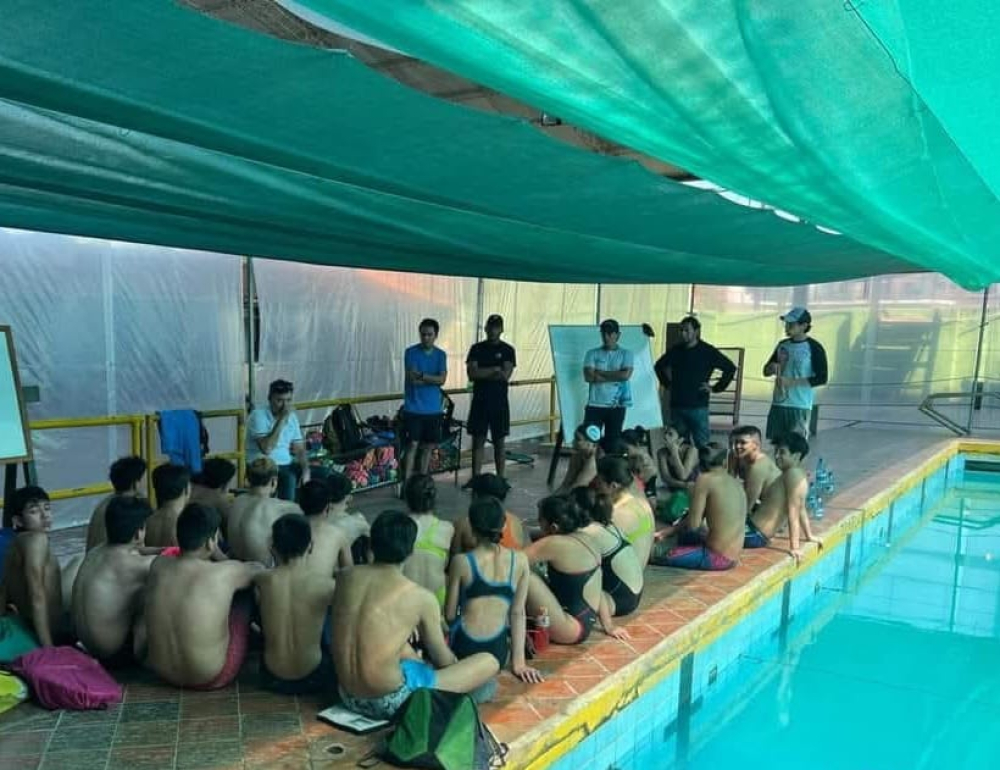 Gustavo Roldán, llega a Trinidad para un campamento de natación