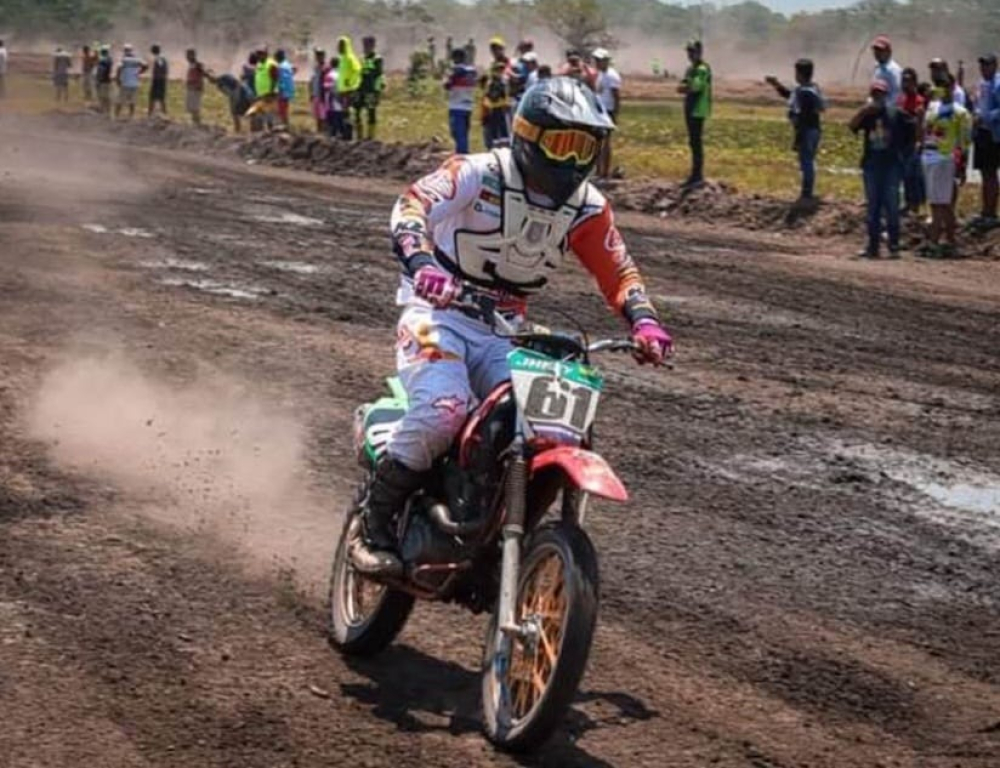 Jhefy Zabala beniano rumbo al nacional de motociclismo en Montero