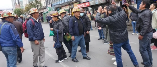 Auríferos detonan dinamitas en el centro de La Paz por la falta de diésel y generan molestia en la ciudadanía