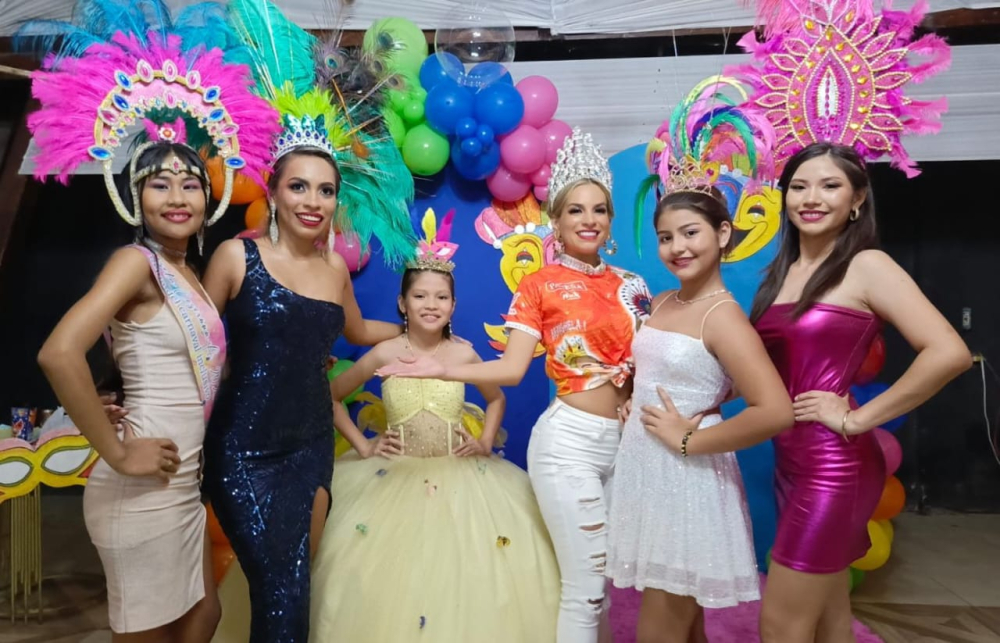 Coronan a la reinita infantil Melany I y la soberna de los Bla, Bla, Bla, Nicole I