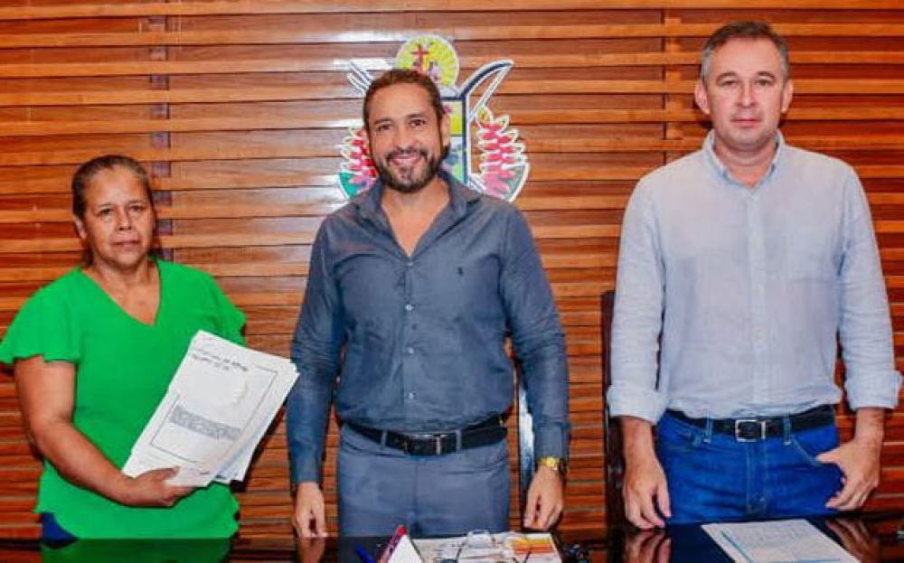 Alcalde de Trinidad entrega proyecto de ley para el pago del Bono Estudiantil