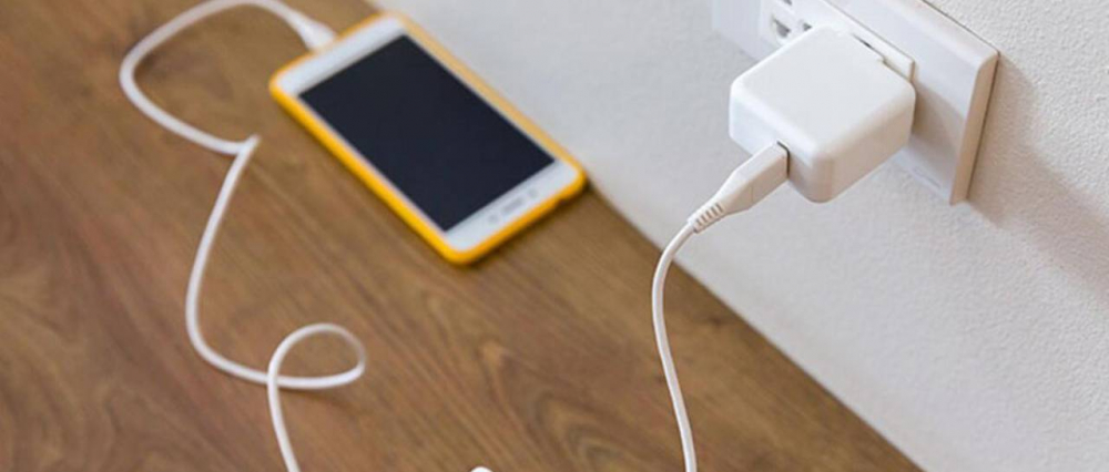 El cargador del celular hizo contacto con su collar y estuvo a punto de perder la vida