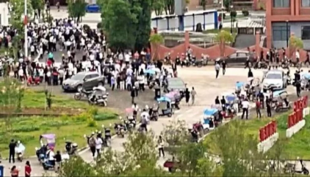 Ataque con cuchillo en una escuela de China, deja dos muertos y 10 heridos.