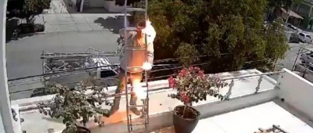Se electrocutó e incendió mientras arreglaba un aire acondicionado