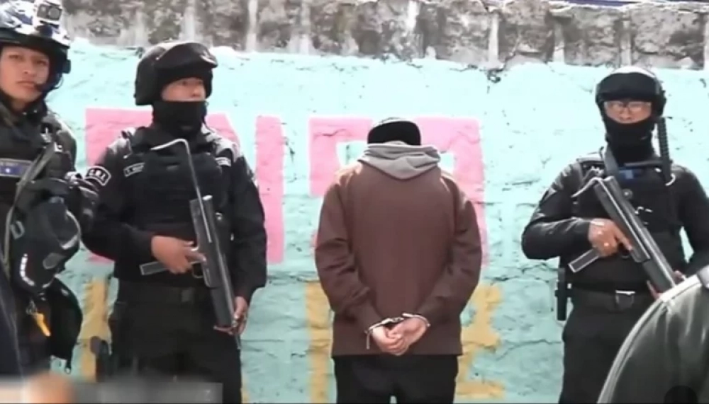 Se disfrazaba de hombre para vender marihuana cerca de un colegio
