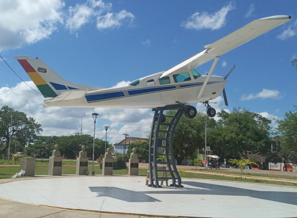 Plazuela El Aviador: El colocado de una avioneta CESSNA complementa sus atractivos