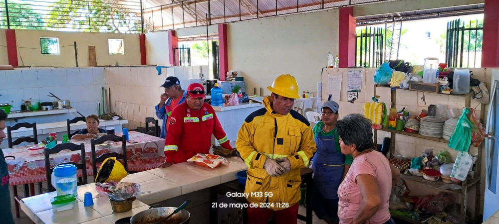 Bomberos instruyen a comerciantes sobre manejo seguro de GLP en mercado ‘30 de Julio’