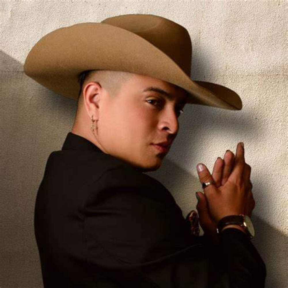 Luis Vega celebra su participación en su primera alfombra internacional para el evento Monitor Music Awards