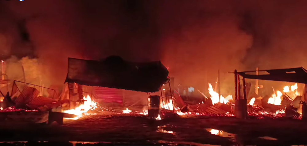 Incendio destruye al menos 20 casetas en San Julián