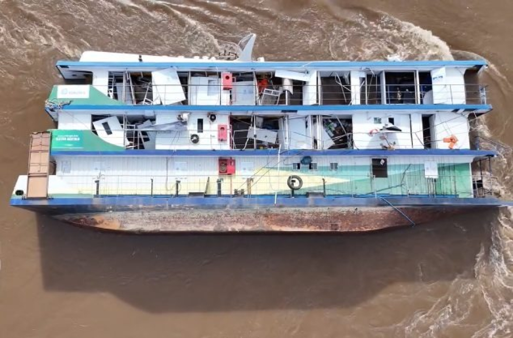 BARCO HOSPITAL BRASILEÑO NAUFRAGA EN EL MAMORÉ Y MILES QUEDAN SIN ATENCIÓN