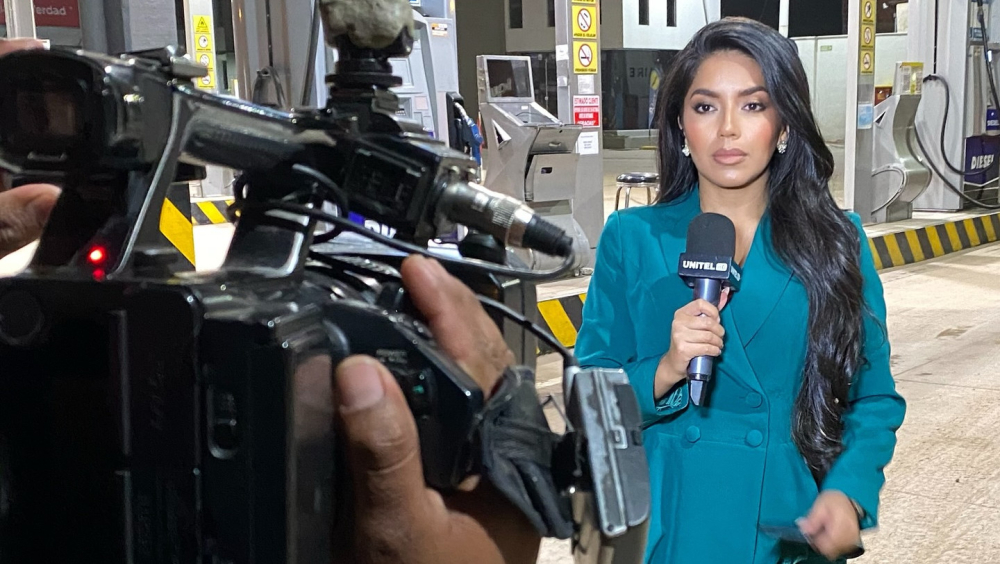 Una periodista de Unitel sufre ataque de grupo de choque en conflicto por la basura