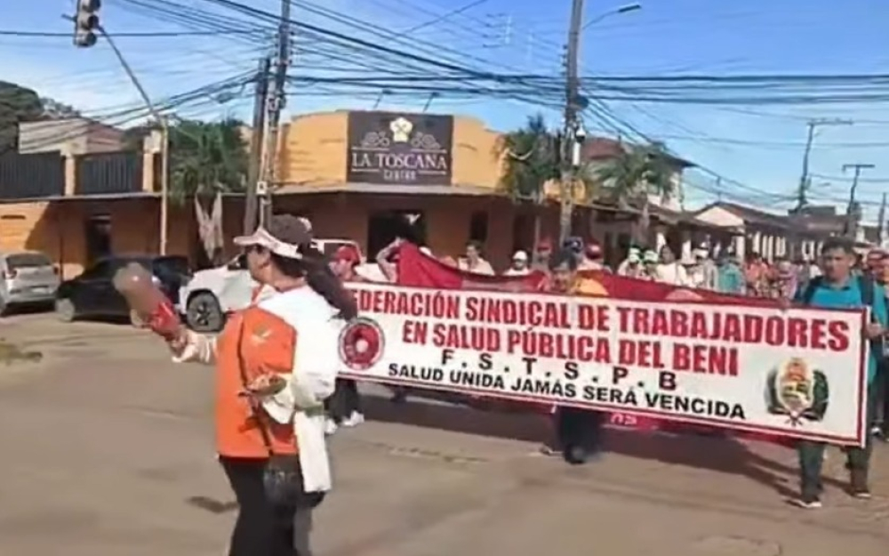 Trabajadores de salud marchan en Trinidad para exigir pago de bono anual