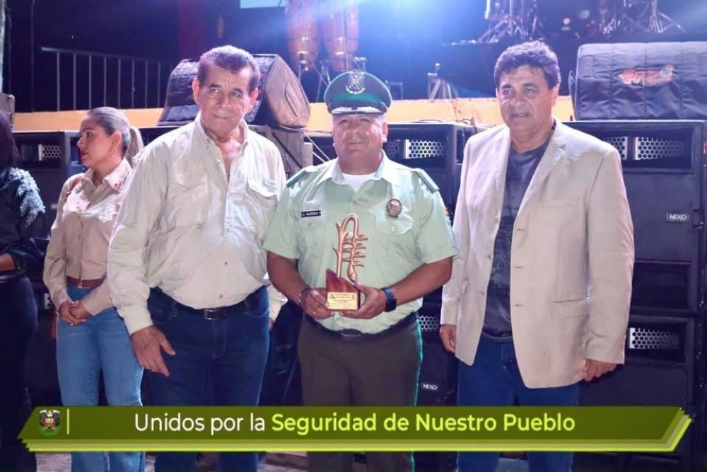 EL COMANDO POLICIAL BENI DESTACA EN  LA FEXPOBENI 2024 Y RECIBE RECONOCIMIENTO POR SU LABOR SOCIAL