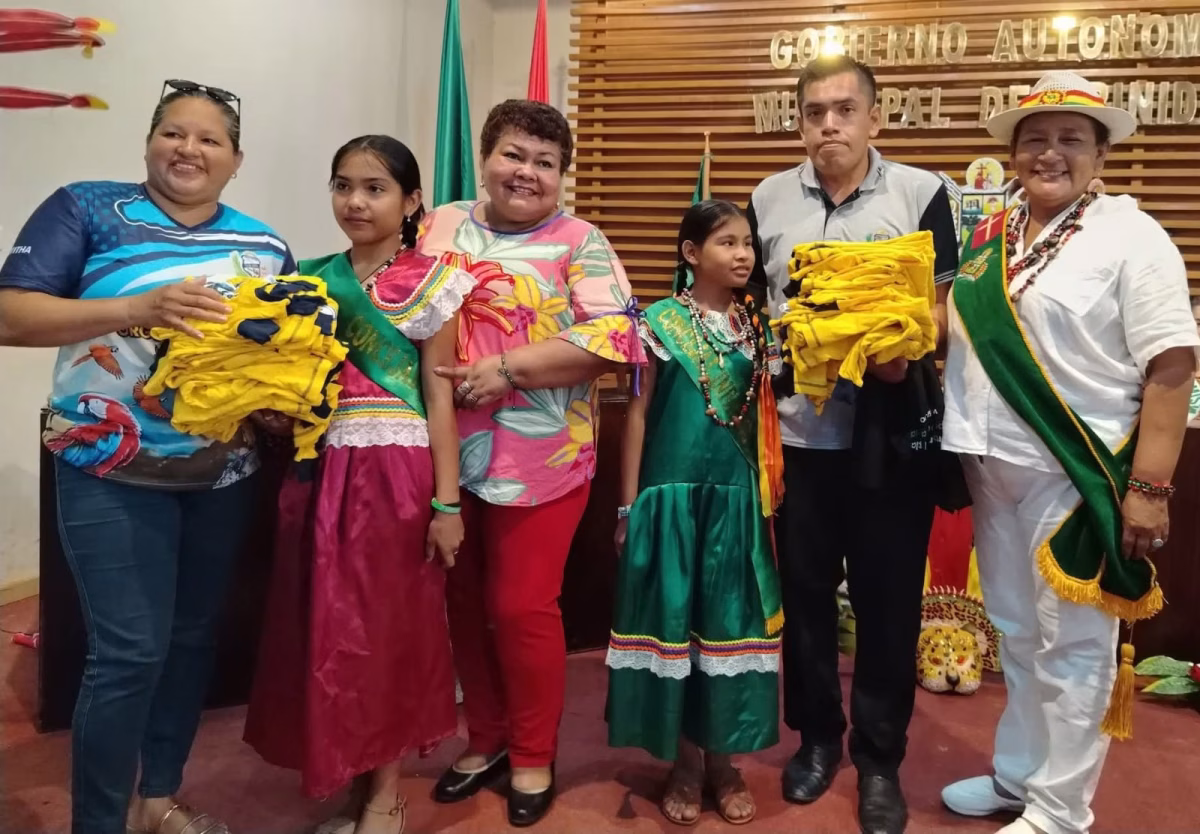Concejalas apoyan con poleras a Macheteritos de la U.E. "13 de Abril"