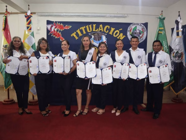 ESFM “Clara Parada de Pinto” gradúa a 11 nuevos profesionales del profocom en acto institucional