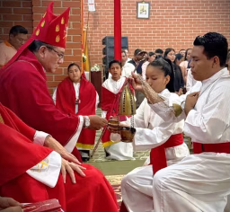 Parroquia La Resurrección: 49 jóvenes reciben el Sacramento de la Confirmación
