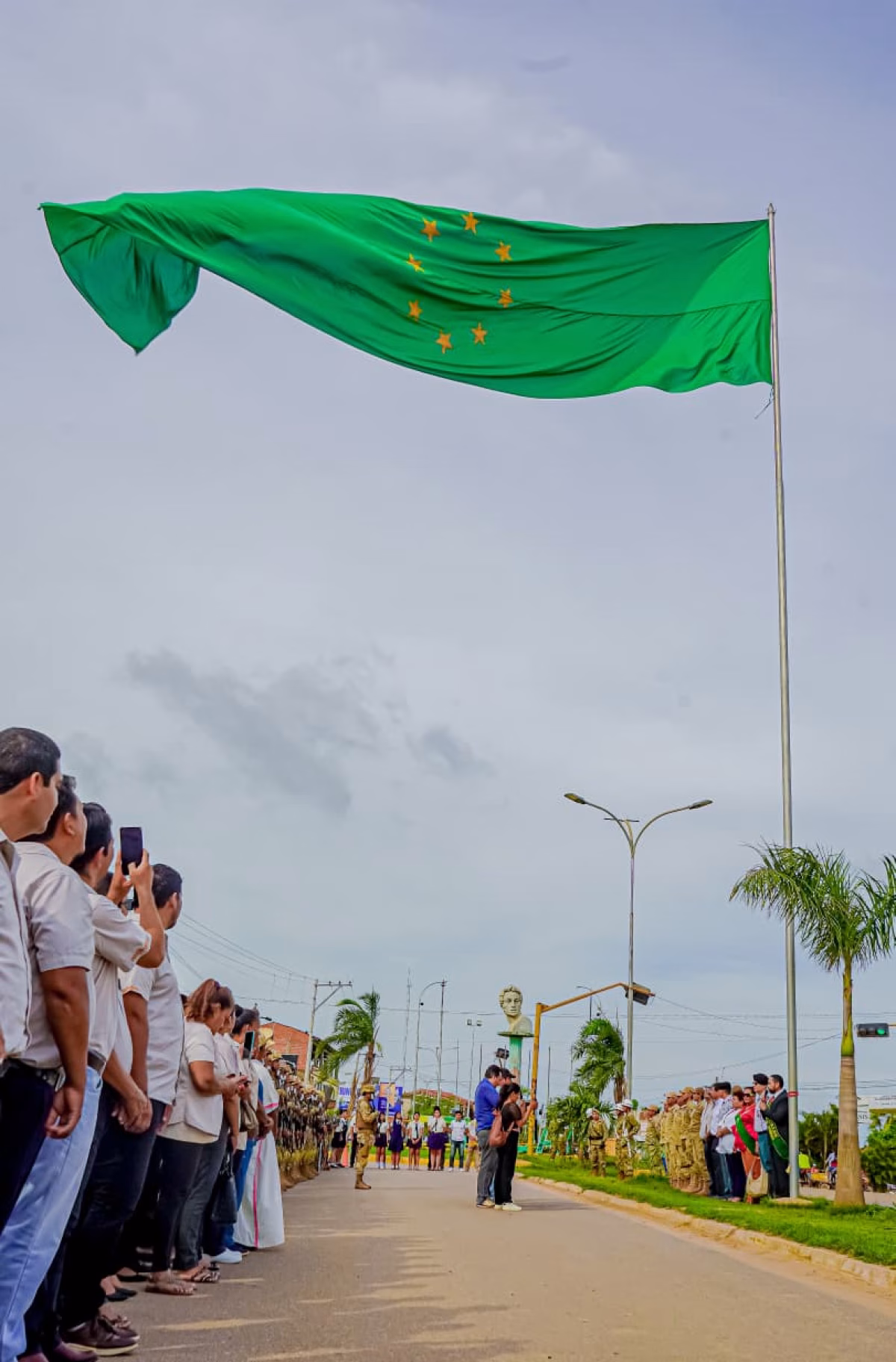 Trinidad abre noviembre patrio con la bandera más alta del Beni ondeando en su cielo