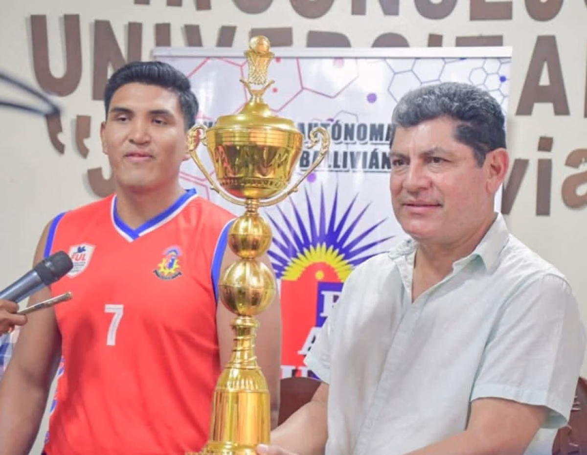 El equipo universitario de básquetbol entrega trofeo al Rector de la UAB-JB