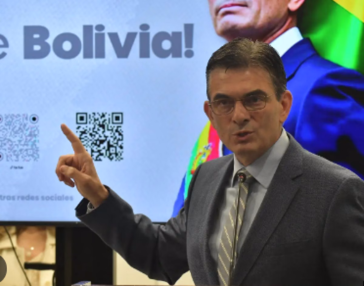 PAZ PRESENTA PLAN DE OCHO MEDIDAS DE TRANSICION ECONOMICA Y SOCIAL