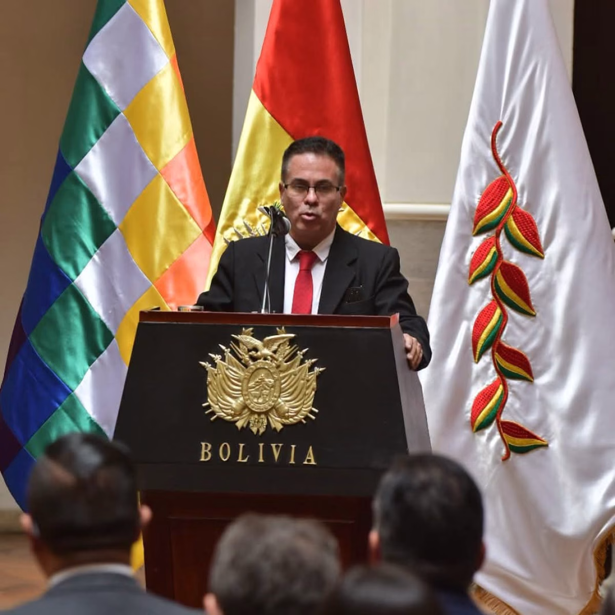 URIOSTE ACELERA LA PURGA EN LA FISCALÍA E IGNORA LAS DUDAS DE LARA