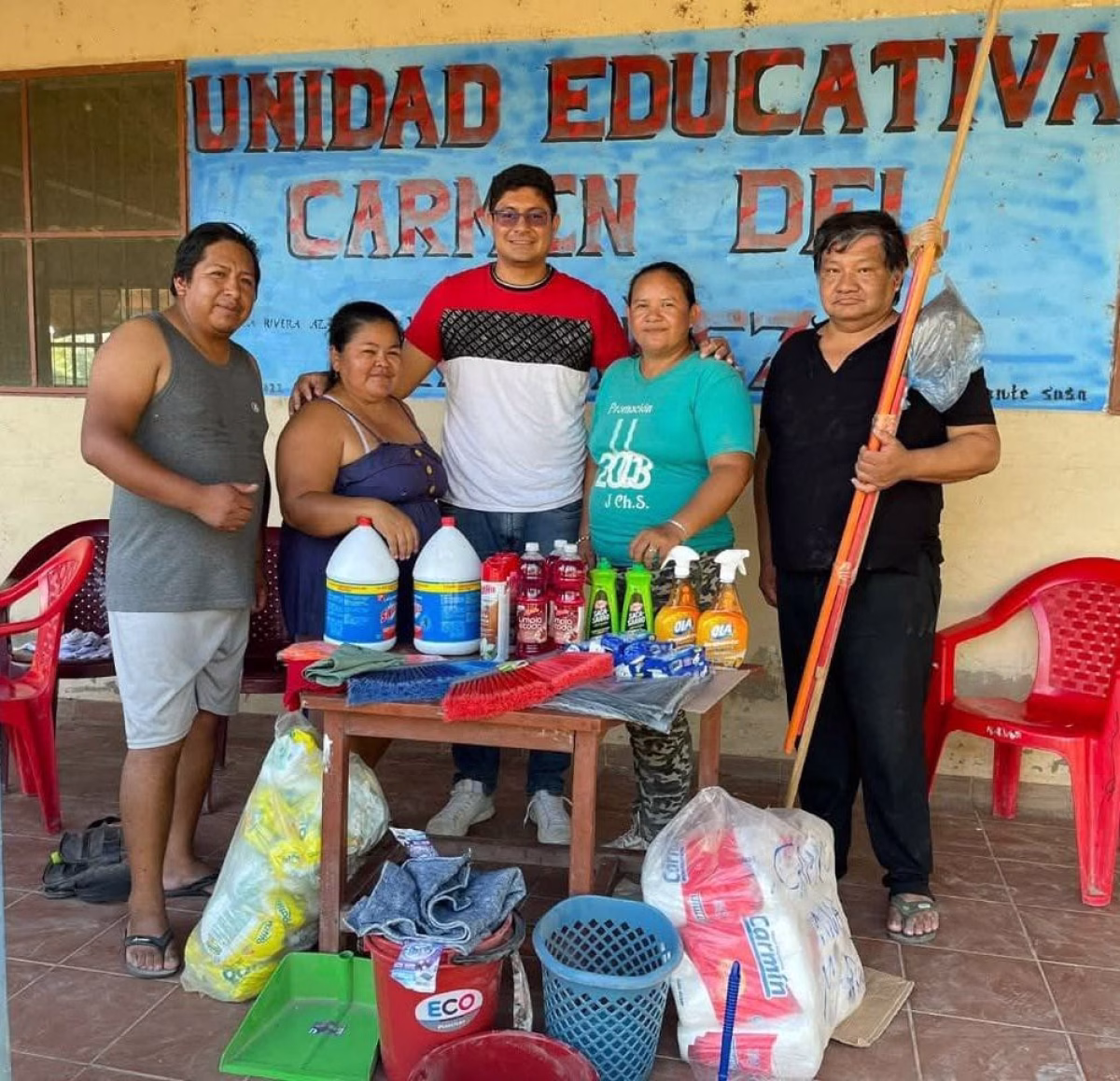 Alcaldía entrega material a unidades educativas de comunidades alejadas de Exaltación