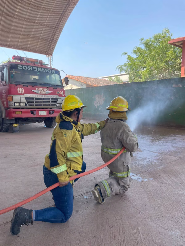 Curso de corresponsales ante emergencias: Bomberos Tocopilla del Beni enseñan a informar con seguridad