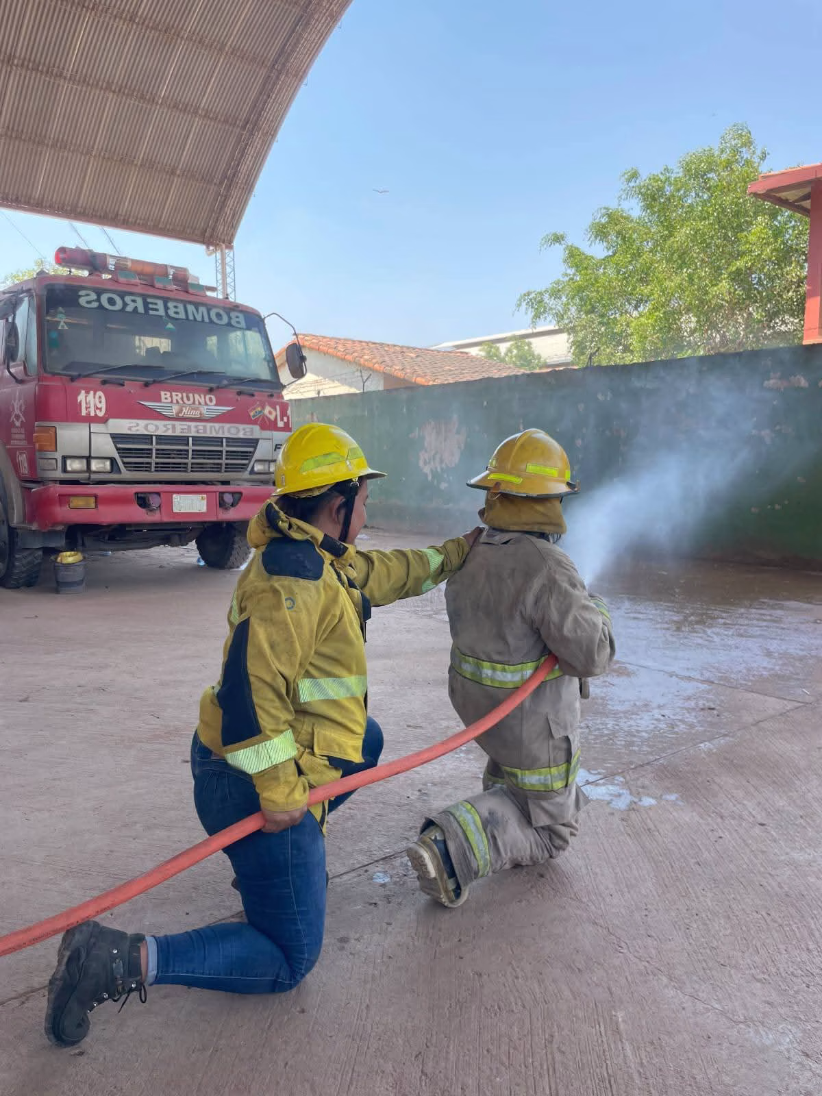 Curso de corresponsales ante emergencias: Bomberos Tocopilla del Beni enseñan a informar con seguridad