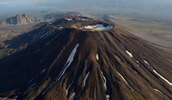 Otro volcán entra en erupción en zona de potente sismo ruso